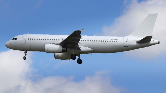 Airbus A320 (ES-SAW)