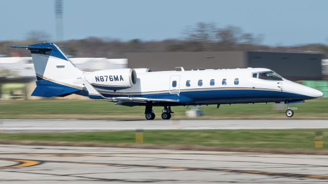 Learjet 60 (N876MA) - N876MA rotating off of Martin State Airport's runway 15 for a flight to Maury County 