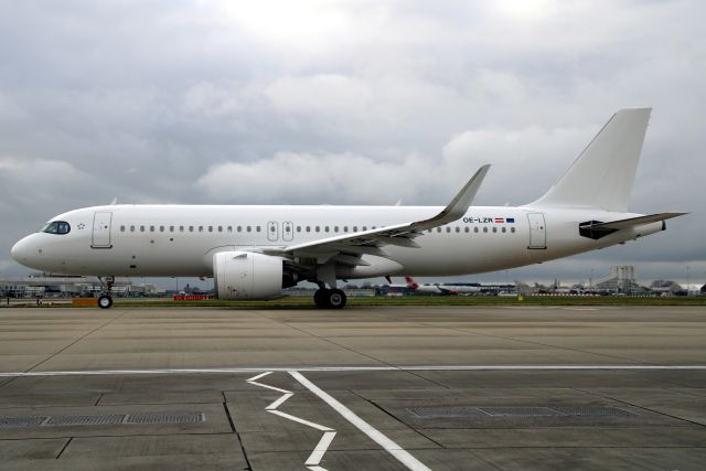 Airbus A320neo (OE-LZR) - Taxiing to depart rwy 27R on 10-Feb-24 operating flight AUA454 to LOWW.