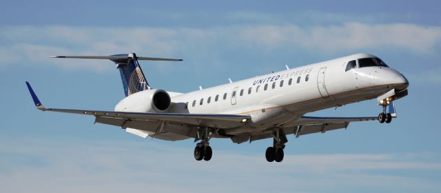 Embraer ERJ-145 (N12122) - Landing on 35L.