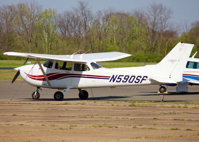 Cessna Skyhawk (N590SP) - At Downtown Shreveport.