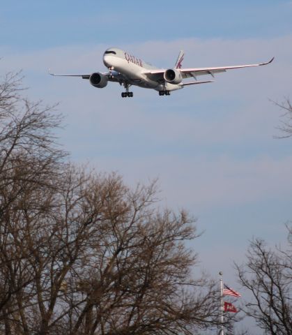 Airbus A350-900 (A7-AMH) - On final is this 2018 Qatar Airways Airbus A359-941 from the Autumn of 2020.