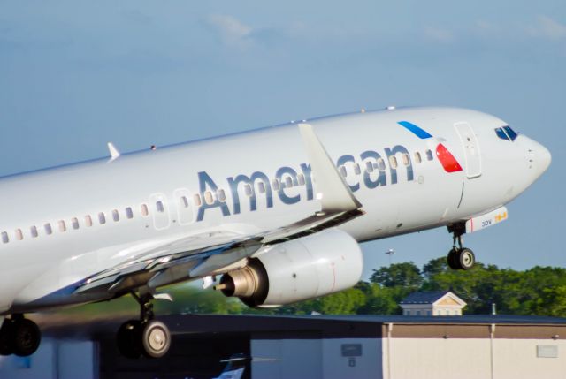 Boeing 737-800 (N990AN)