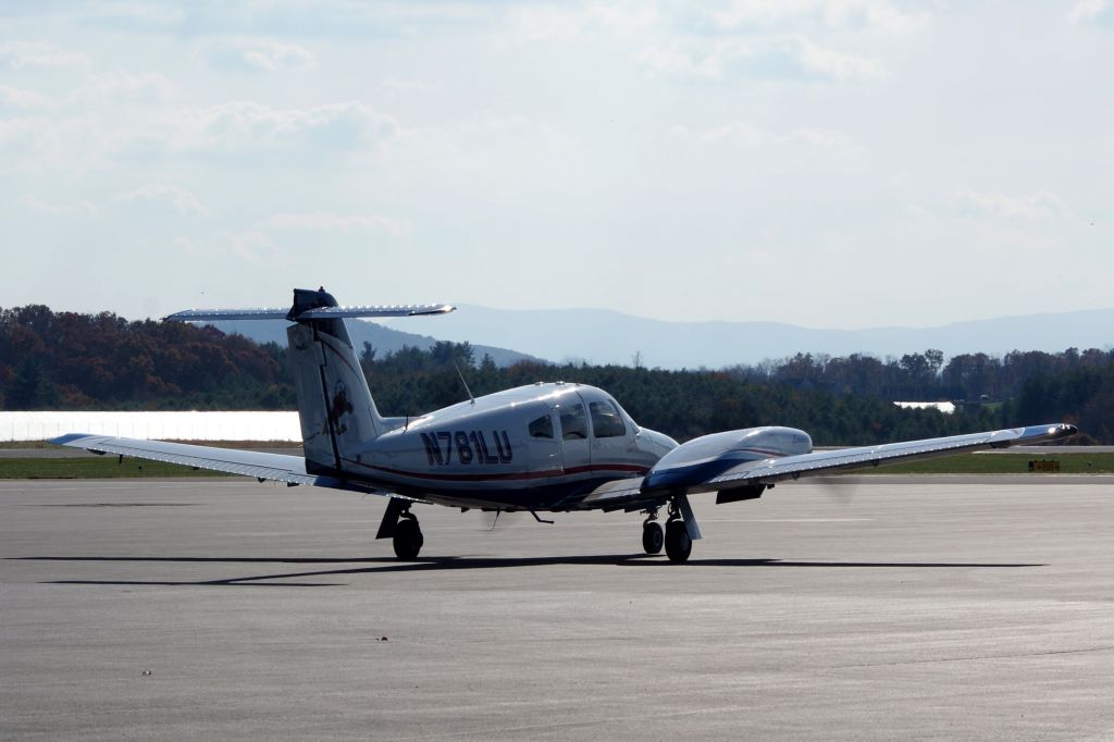 Piper PA-44 Seminole (N781LU) - Taxiing down the runway - 11/11/16