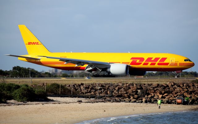 BOEING 777-200LR (N773CK) - Arriving on Rwy 16R