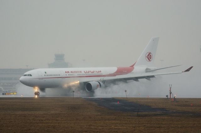 Airbus A330-200 (7T-VJY)