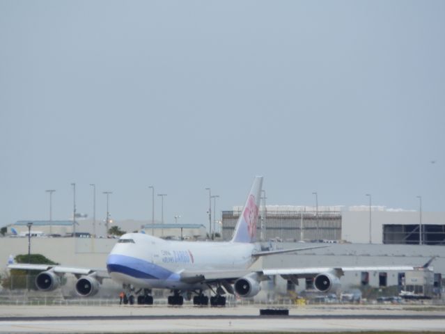 Boeing 747-400 (B-18716)