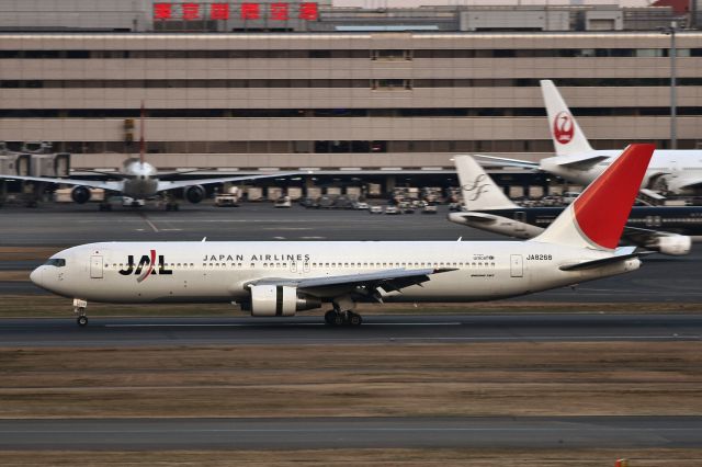 BOEING 767-300 (JA8268) - January 10, 2013