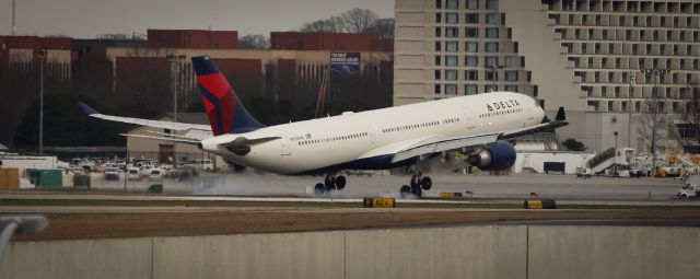 Airbus A330-300 (N825NW)