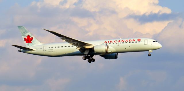 Boeing 787-8 (C-FRSI) - picture taken on a beautiful afternoon in Toronto.