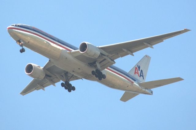 Boeing 777-200 (N771AN) - On approach to London Heathrow, over Windsor Castle. Wed.5th June 2013.