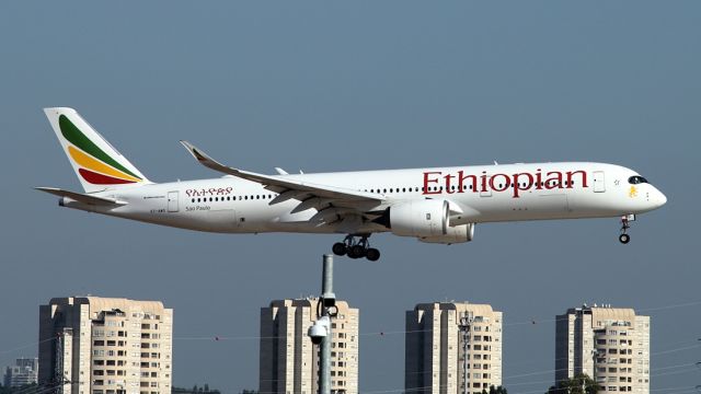 Airbus A350-900 (ET-AWO) - 03/12/2020 : A 03h55m flight from Addis-Ababa landing on runway 12.