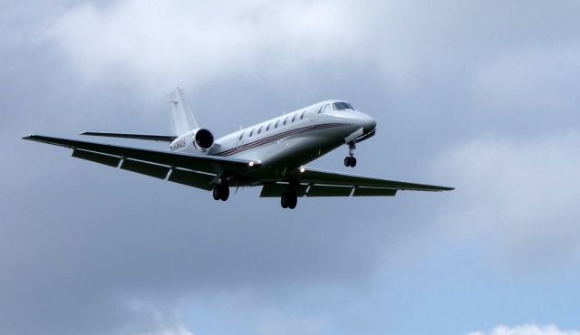 Cessna Citation Sovereign (N308QS) - On final is this 2006 Cessna Citation Soverign in the Summer of 2019.