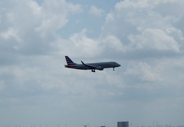 Embraer 175 (N250NN)