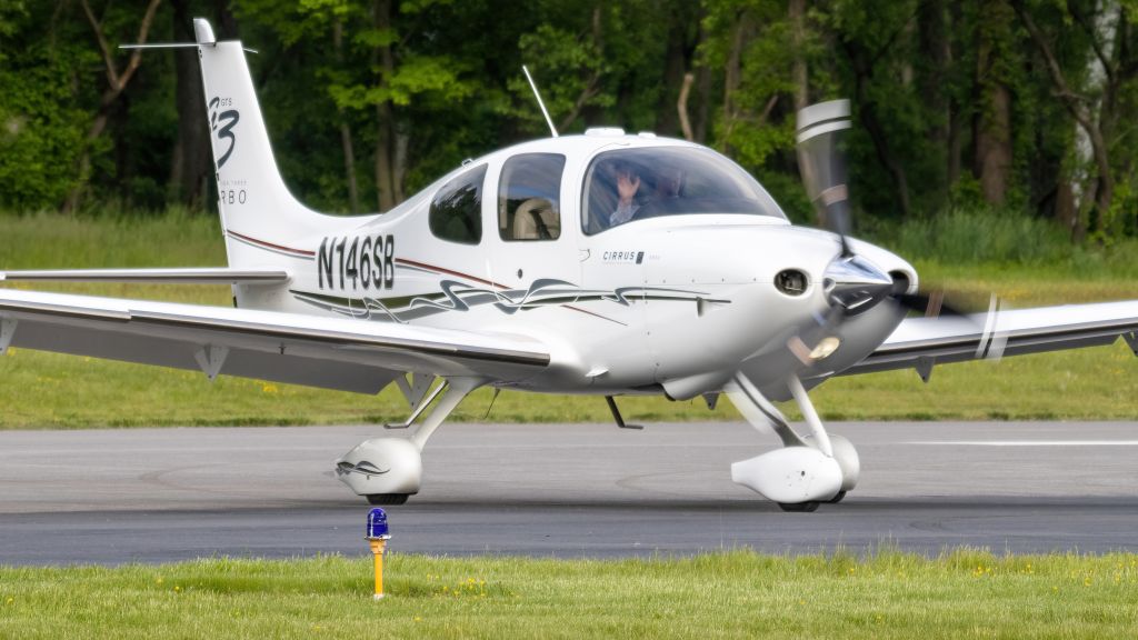 Cirrus SR-22 (N146SB) - N146SB turning off College Park Airport's runway 33 after backtracking and a flight from Michigan. Got a wave from the pilot, too!