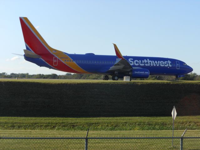 Boeing 737-800 (N8652B)