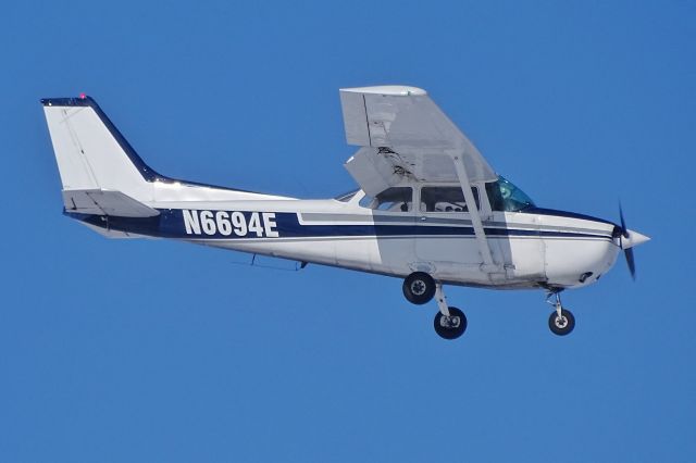 Cessna Skyhawk (N6694E)