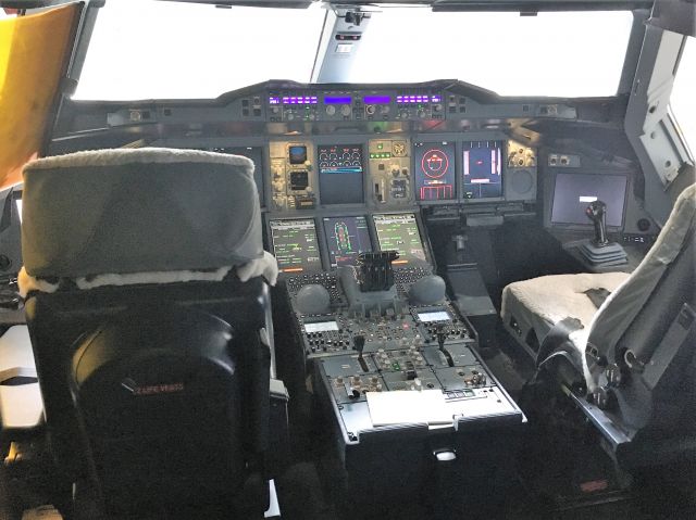 Airbus A380-800 (VH-OQF) - Cockpit
