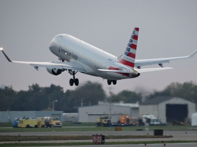 Embraer 170/175 (N437YX)