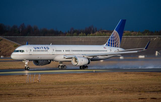 Boeing 757-200 (N13113) - December 29th 2013, no more snow during this winter and United takeoff as heavy showers are comming in.