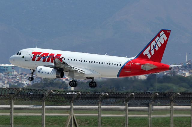 Airbus A319 (PT-TMH)