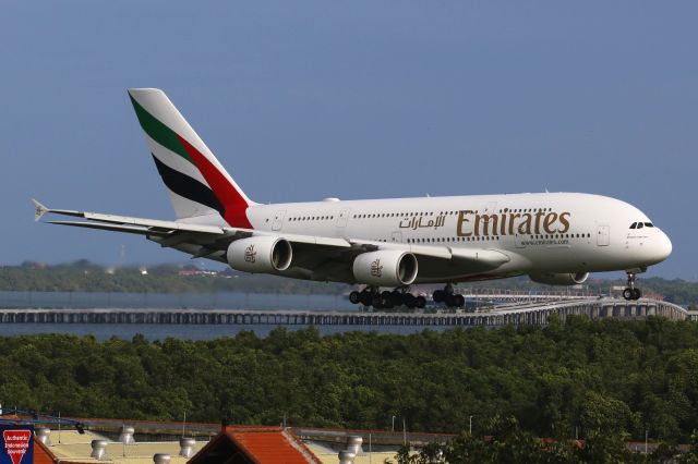Airbus A380-800 (A6-EOS)