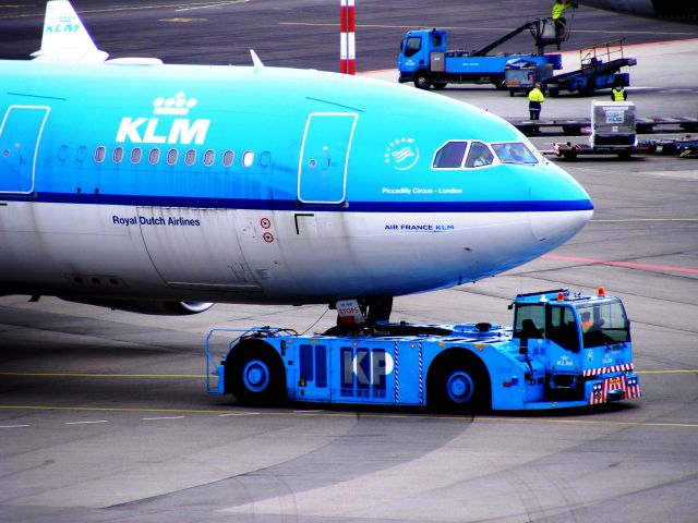 Airbus A330-200 (PH-AOL) - Panoramaterras (Pushback from gate)