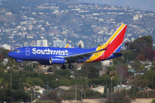 Boeing 737-700 (N7712G)