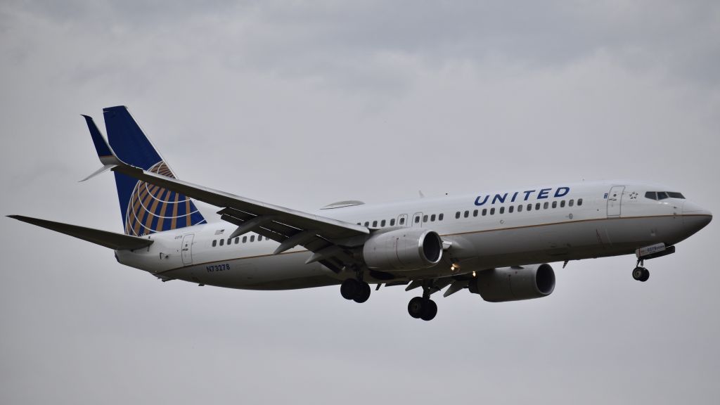 Boeing 737-800 (N73278) - United Boeing 737-824 (WL) on arrival for Runway 17L at Colorado Springs after diverting from Denver International Airport