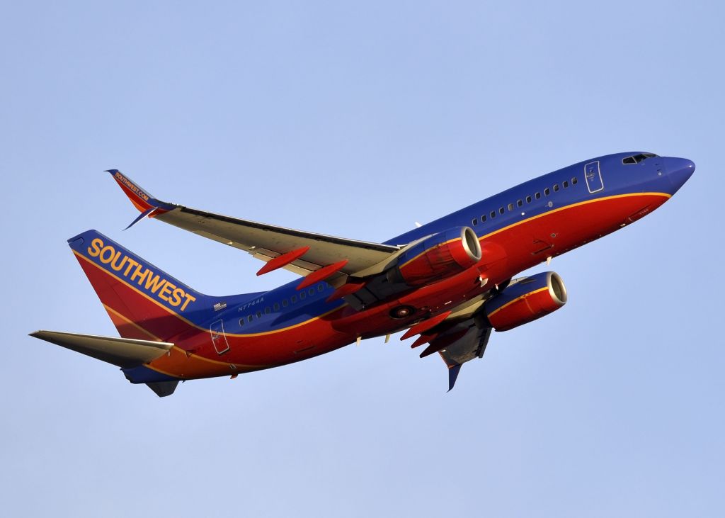 Boeing 737-700 (N7744A)