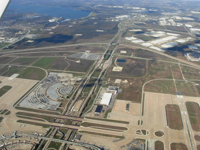 Cessna Skyhawk — - Midfield crossing at DFW on the way from Addison to Lubbock