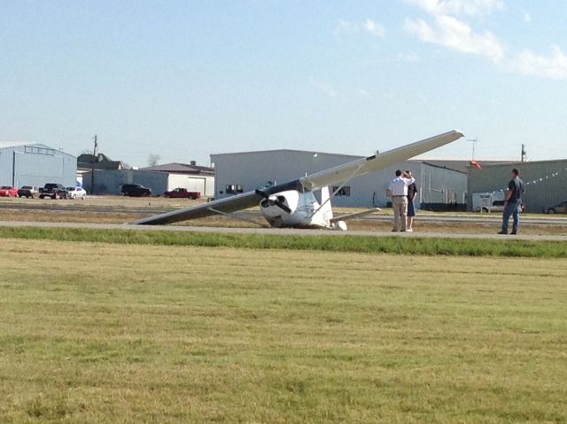 Cessna Skyhawk — - This aircraft hit an SUV on final, everyone was ok.