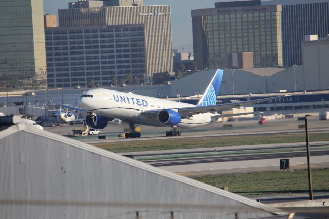 Boeing 777-200 (N772UA)