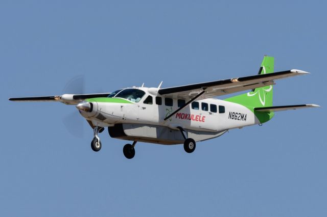 Cessna Caravan (N862MA) - Arrival KLAX photographed from Proud Bird patio.