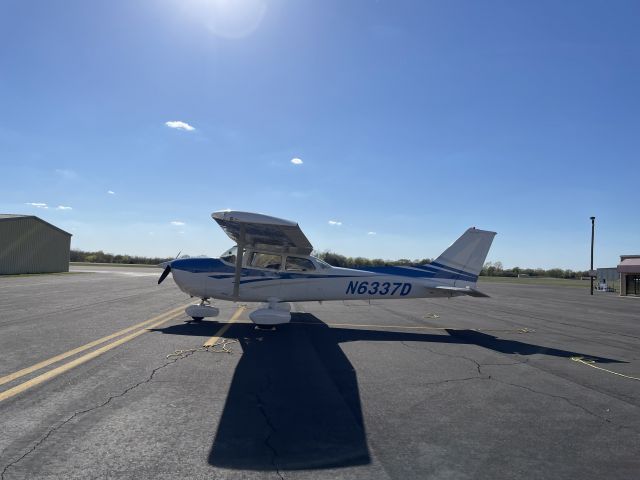 Cessna Skyhawk (N6337D) - Sitting on the ramp at Pogue.