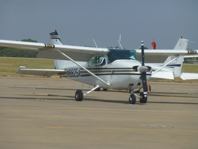 Cessna Skyhawk (N8825A)