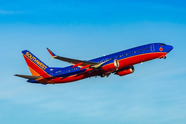 Boeing 737 MAX 8 (N872CB) - Southwest Airlines 737 MAX 8 in Canyon Blue retro livery taking off from PHX on 1/12/22. Taken with a Canon R7 and Tamron 70-200 G2 lens.