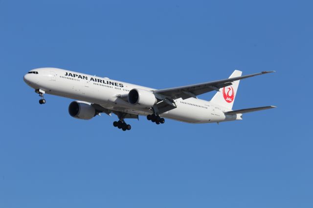 BOEING 777-300ER (JA737J)