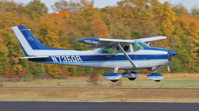 Cessna Skylane (N735QR) - October 30, 2018, Lebanon, TN -- This Cessna 182 is about to touch down on runway 19 at Lebanon Municipal Airport. Uploaded in low-resolution. Full resolution is available at cowman615 at Gmail dot com. cowman615@gmail.com