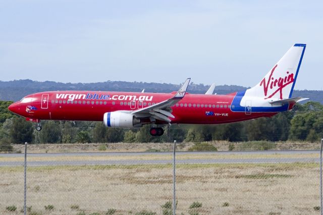 Boeing 737-800 (VH-VUE) - Putting down on runway 05. Friday, 19th April 2013.