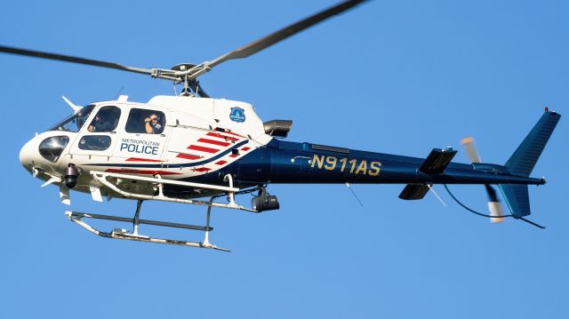 — — - N911AP approaching the PGPD hangar at College Park Airport 