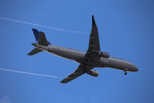 EMBRAER 175 (long wing) (N152SY)