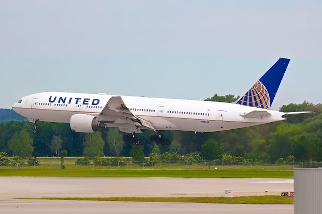 Boeing 777-200 (N224UA)