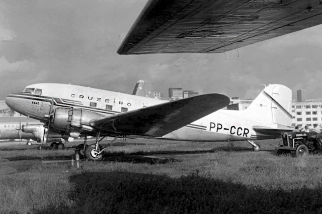 Douglas DC-3 (PP-CCR)