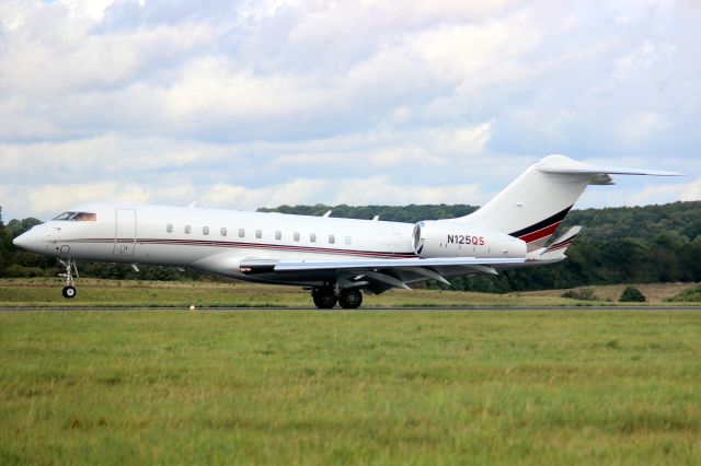 Bombardier Global Express (N125QS) - NetJets Global 6500 touching down on rwy 25 on 26-Sep-23 arriving from KSJC.