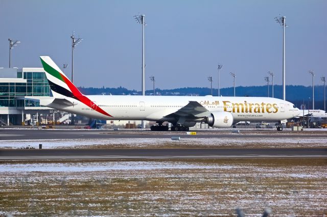 BOEING 777-300ER (A6-ENU)