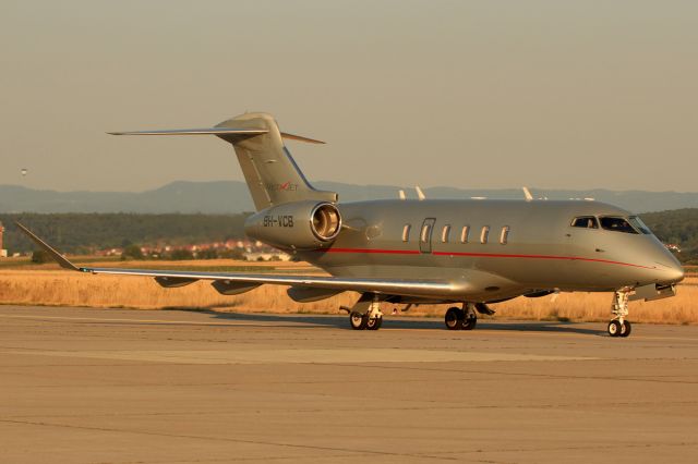 Canadair Challenger 350 (9H-VCB)