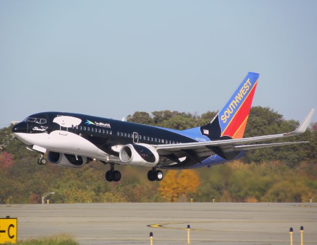 Boeing 737-700 (N713SW) - Arriving on 28R