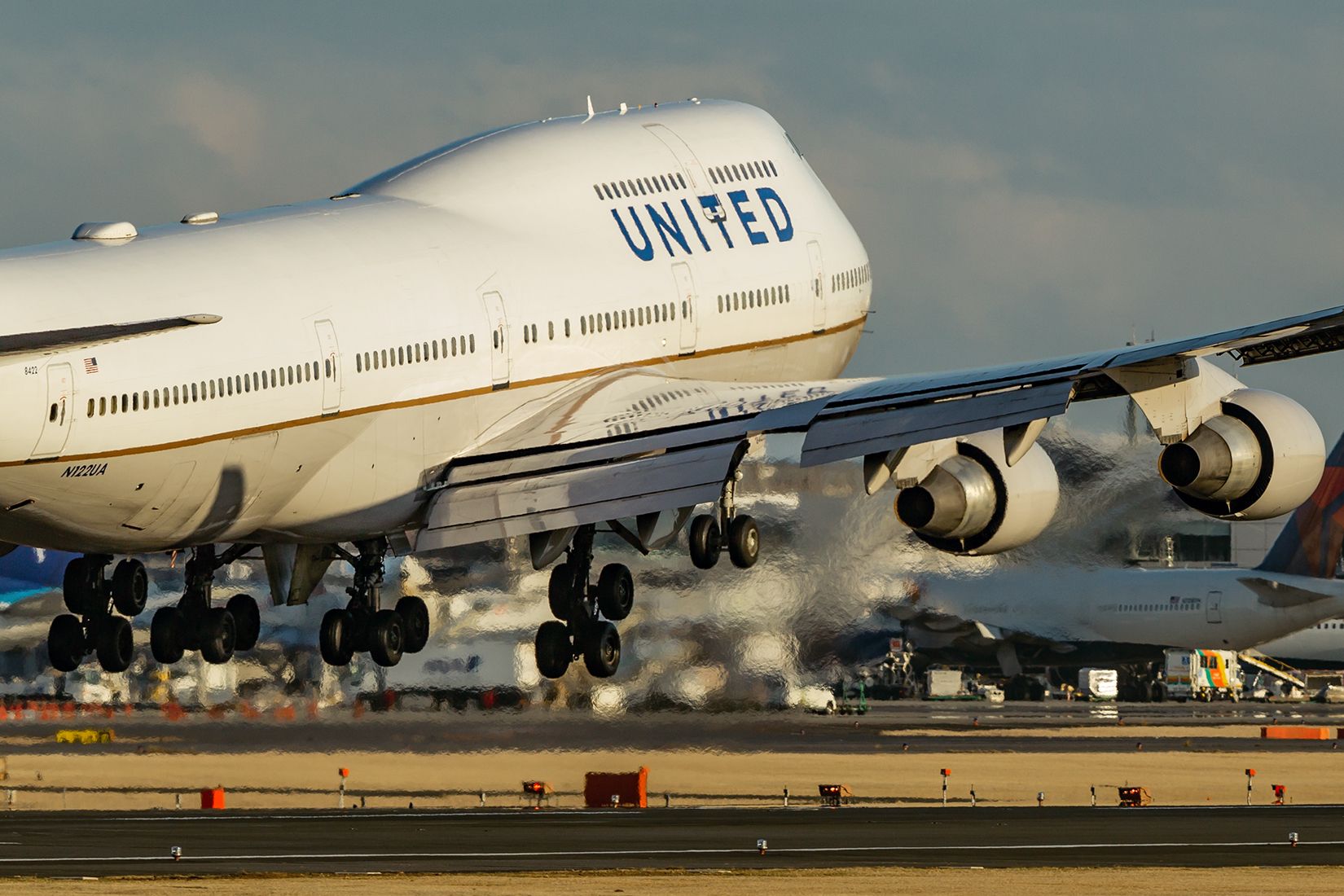 Boeing 747-400 (N122UA)