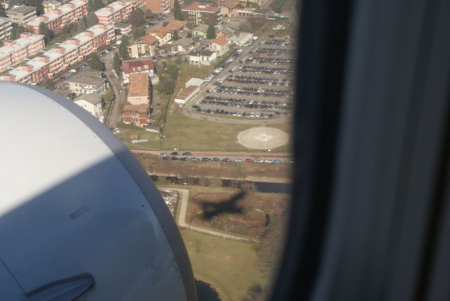 Boeing 737-700 — - Approach LIML follow the shadow